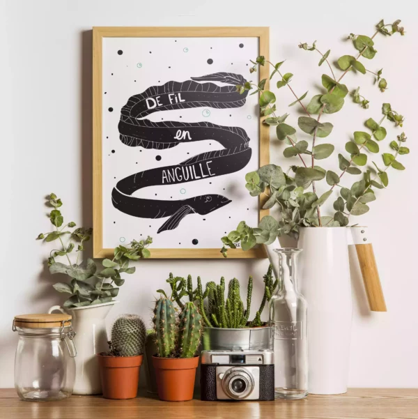 Affiche poster format A4 expression française illustrée avec humour. Il y a anguille sous roche. Affiche blanc et noir avec cadre.