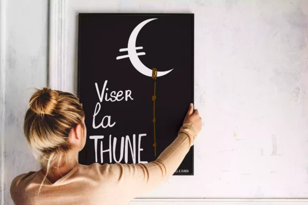 Affiche format poster A3 noire pour la déco murale avec l'expression viser la lune, expression française illustrée avec humour