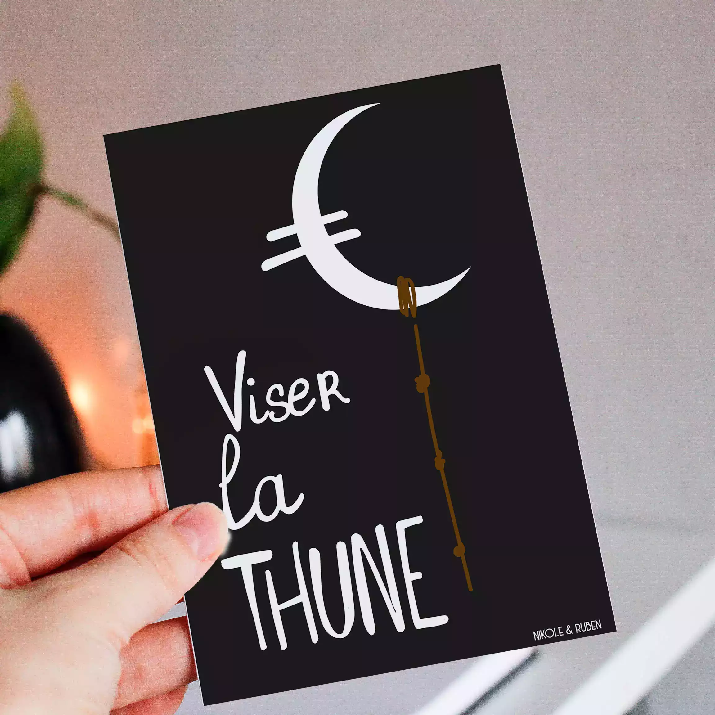 Affiche format carte postale A6 noire pour la déco murale avec l'expression viser la lune, expression française illustrée avec humour