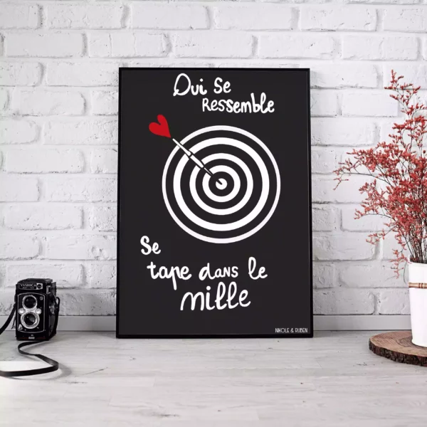 Affiche format poster A3 noir blanc rouge avec l'expression française qui se ressemble s'assemble. Motif cible fléchette noir. Thème amour et sexe. Affiche avec cadre.